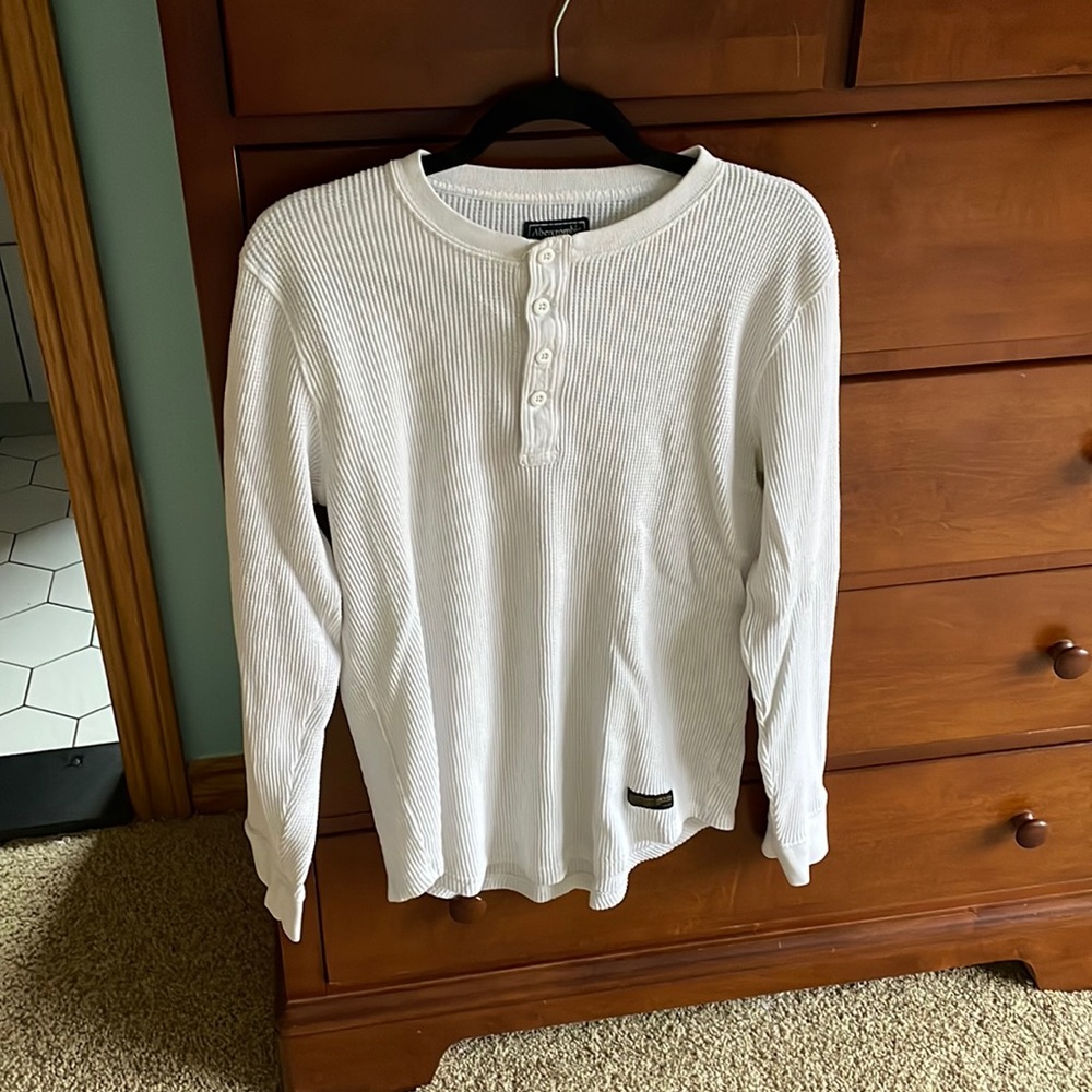 MEN’S WHITE WAFFLE-KNIT ABERCROMBIE AND FITCH SWEATER